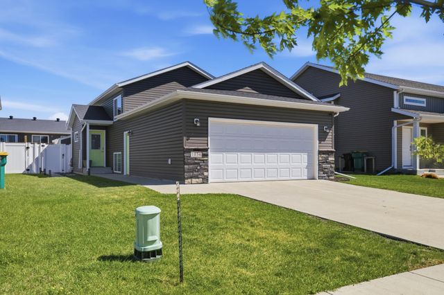 1034 29th Avenue W, West Fargo, ND 58078