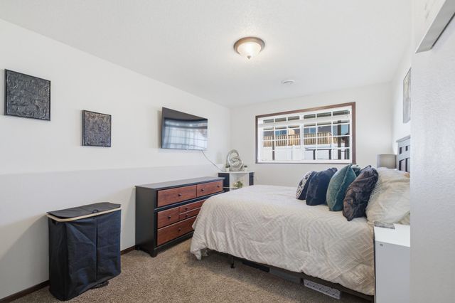 1034 29th Avenue W, West Fargo, ND 58078