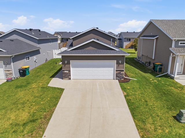 1034 29th Avenue W, West Fargo, ND 58078