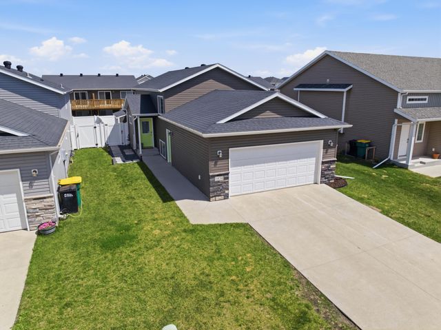 1034 29th Avenue W, West Fargo, ND 58078