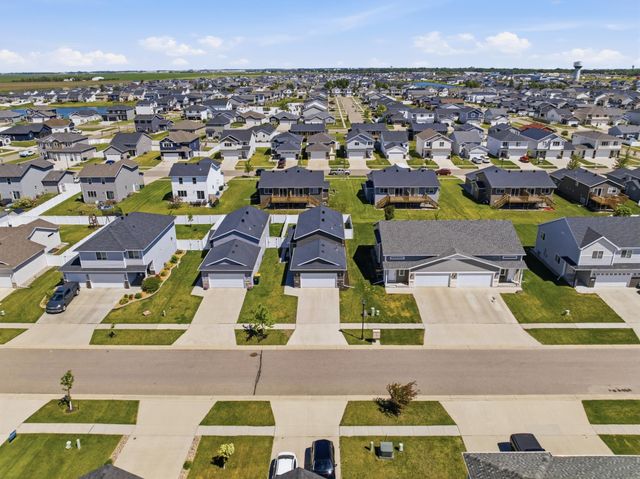 1034 29th Avenue W, West Fargo, ND 58078