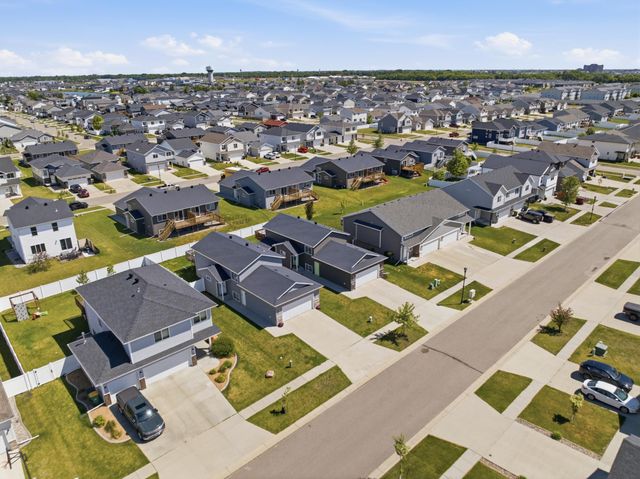 1034 29th Avenue W, West Fargo, ND 58078