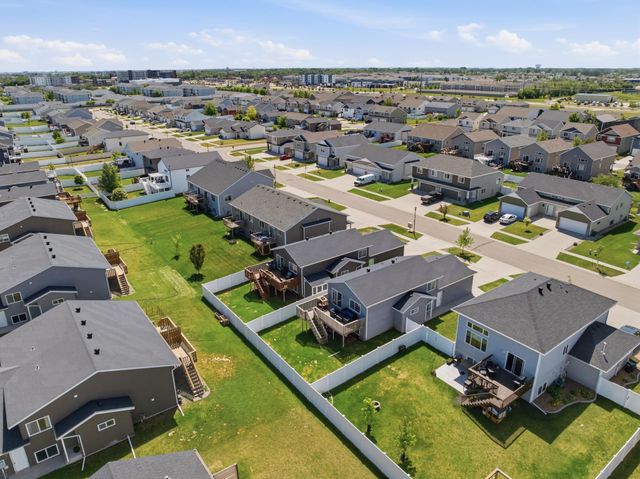 1034 29th Avenue W, West Fargo, ND 58078