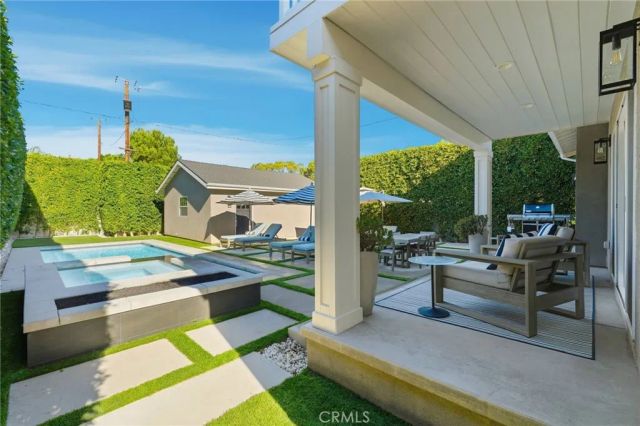 2311 W Clark Avenue, Burbank, CA 91506