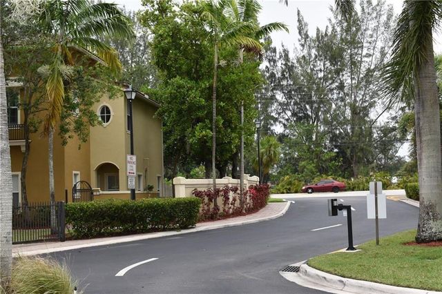 2851 W Prospect Road 1211, Tamarac, FL 33309