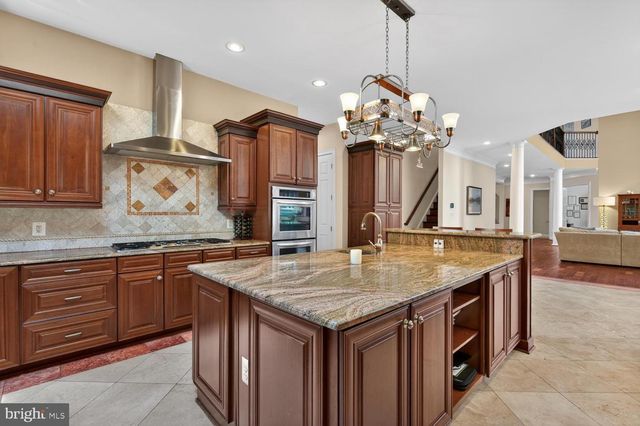 1002 SHERMAN CT, Great Falls, VA 22066