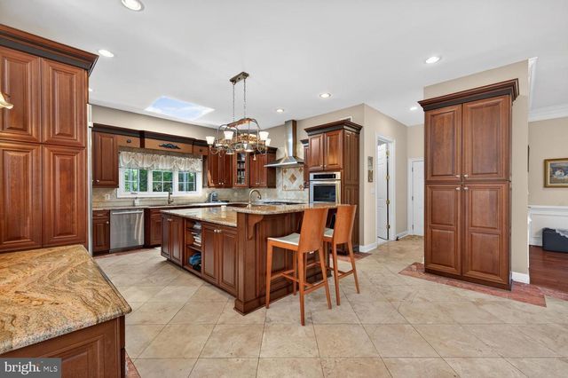 1002 SHERMAN CT, Great Falls, VA 22066
