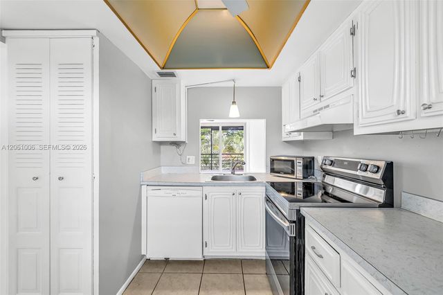 112 Royal Park Drive 3A, Oakland Park, FL 33309