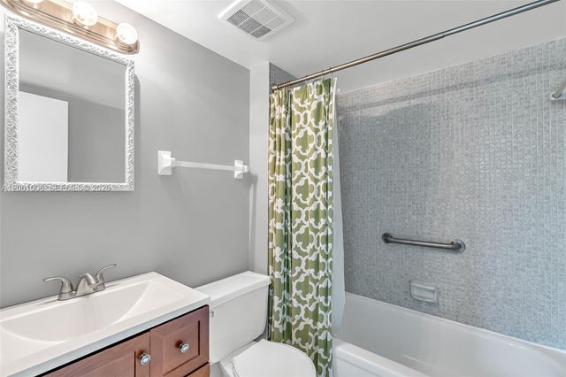 112 Royal Park Drive 3A, Oakland Park, FL 33309