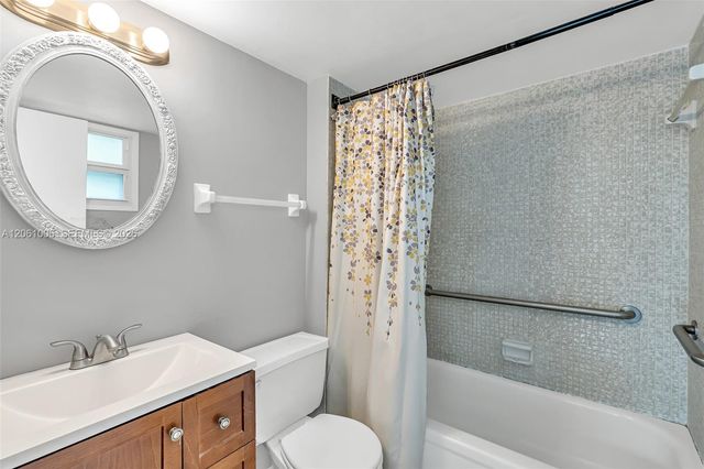 112 Royal Park Drive 3A, Oakland Park, FL 33309