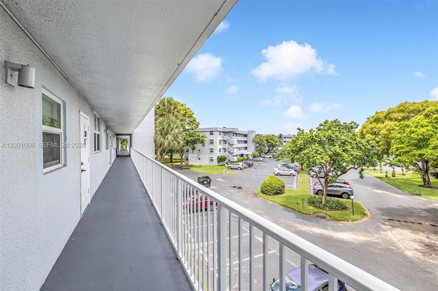 112 Royal Park Drive 3A, Oakland Park, FL 33309
