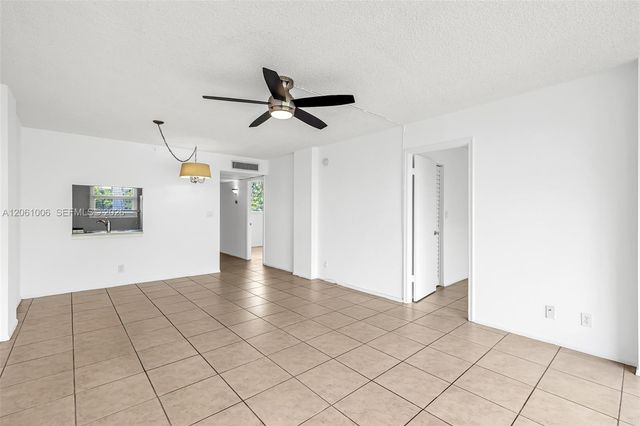 112 Royal Park Drive 3A, Oakland Park, FL 33309
