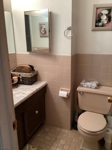17 Garden Dr, Elmwood Park Boro, NJ 07407
