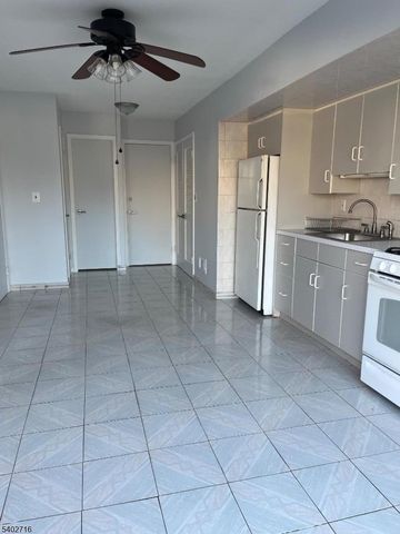 17 Garden Dr, Elmwood Park Boro, NJ 07407