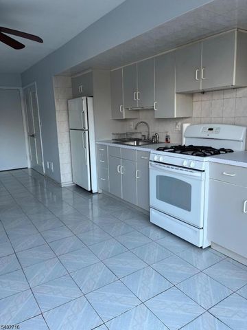 17 Garden Dr, Elmwood Park Boro, NJ 07407