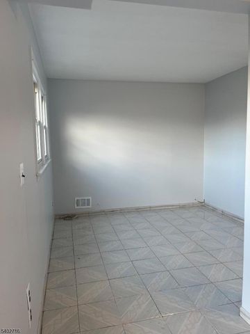 17 Garden Dr, Elmwood Park Boro, NJ 07407