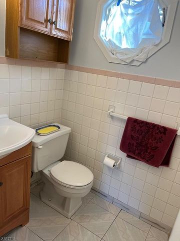 17 Garden Dr, Elmwood Park Boro, NJ 07407