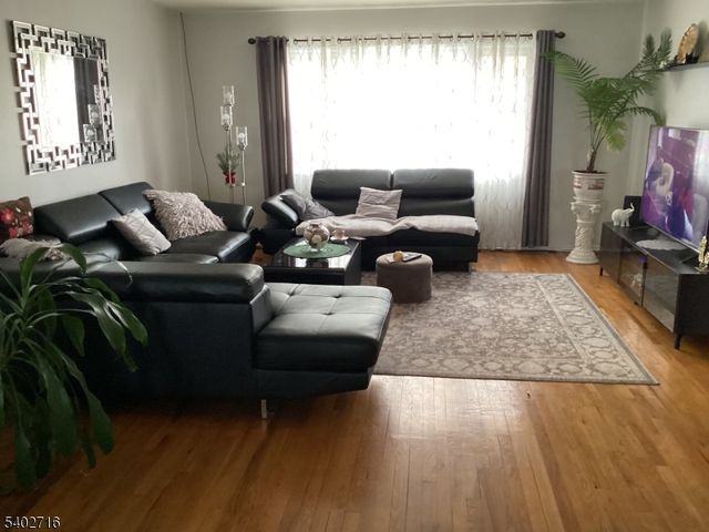 17 Garden Dr, Elmwood Park Boro, NJ 07407
