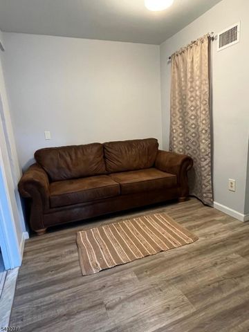 17 Garden Dr, Elmwood Park Boro, NJ 07407