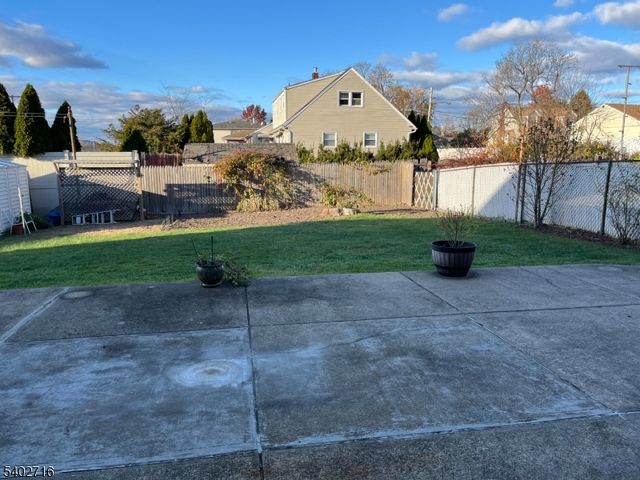 17 Garden Dr, Elmwood Park Boro, NJ 07407
