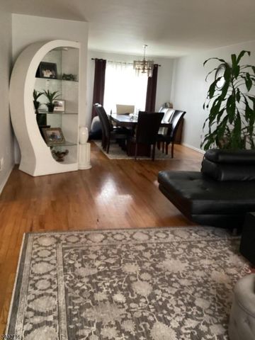 17 Garden Dr, Elmwood Park Boro, NJ 07407