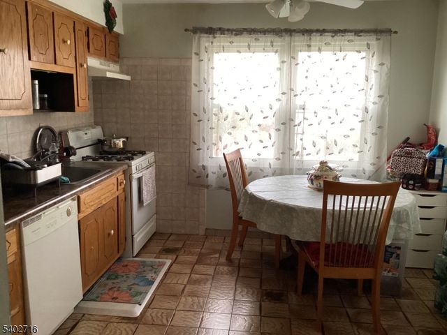 17 Garden Dr, Elmwood Park Boro, NJ 07407