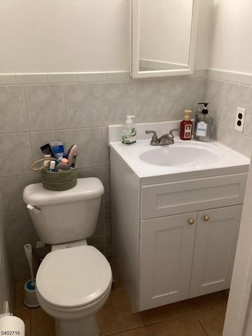 17 Garden Dr, Elmwood Park Boro, NJ 07407