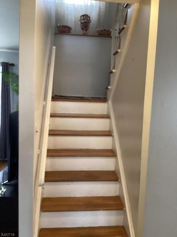 17 Garden Dr, Elmwood Park Boro, NJ 07407