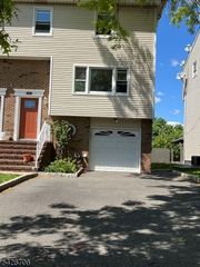 17 Garden Dr, Elmwood Park Boro, NJ 07407