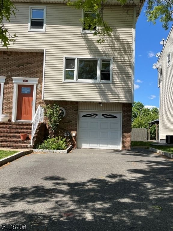 17 Garden Dr, Elmwood Park Boro, NJ 07407