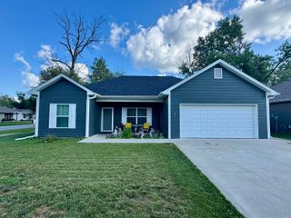 200 W LAKEVIEW AVE, Centralia, MO 65240
