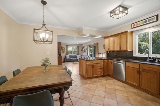 228 Stratford Lane, Inverness, IL 60010