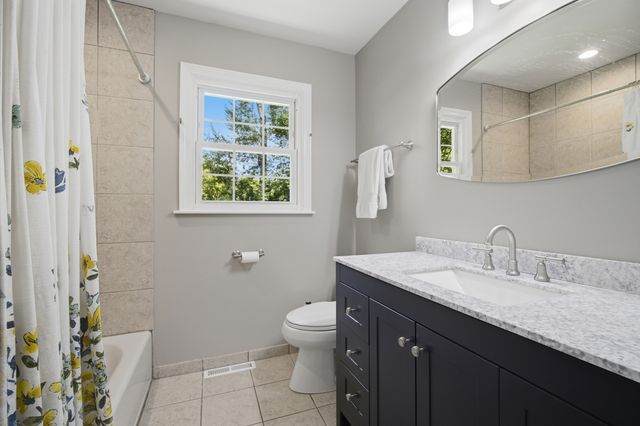 228 Stratford Lane, Inverness, IL 60010