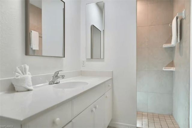 627 SE 13th Ter Apt D, Cape Coral, FL 33990