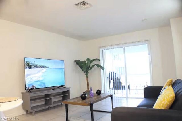 627 SE 13th Ter Apt D, Cape Coral, FL 33990