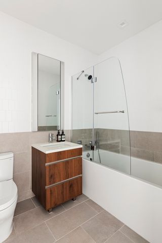 2121 31st St, New York City, NY 11105