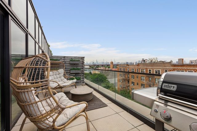 2121 31st St, New York City, NY 11105