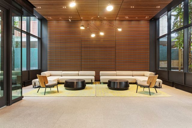 2121 31st St, New York City, NY 11105