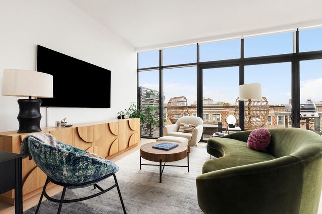 2121 31st St, New York City, NY 11105