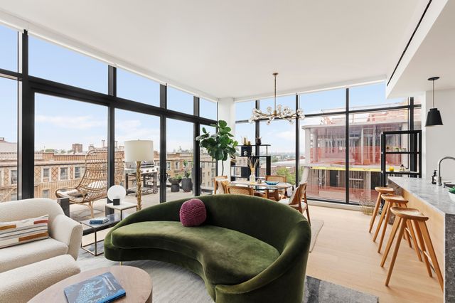 2121 31st St, New York City, NY 11105
