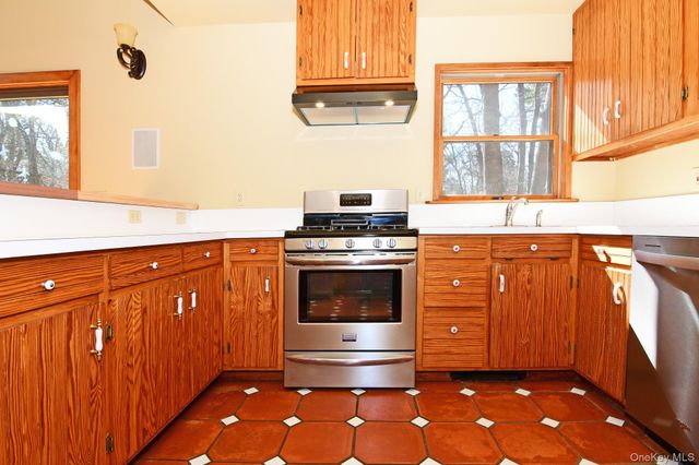 5 Arthur Street, Riverhead, NY 11901