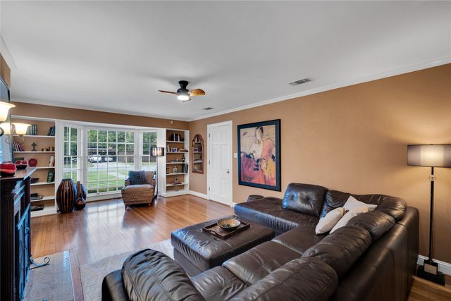 203 N Clay Street, Ennis, TX 75119