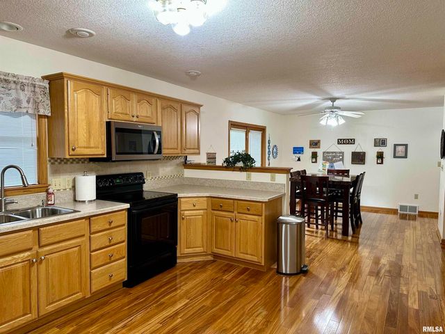 613 33RD Avenue N, Clinton, IA 52732