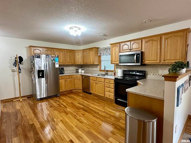 613 33RD Avenue N, Clinton, IA 52732