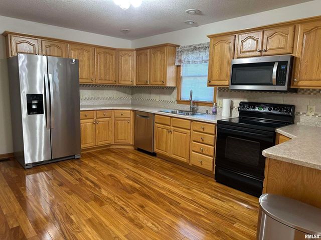 613 33RD Avenue N, Clinton, IA 52732