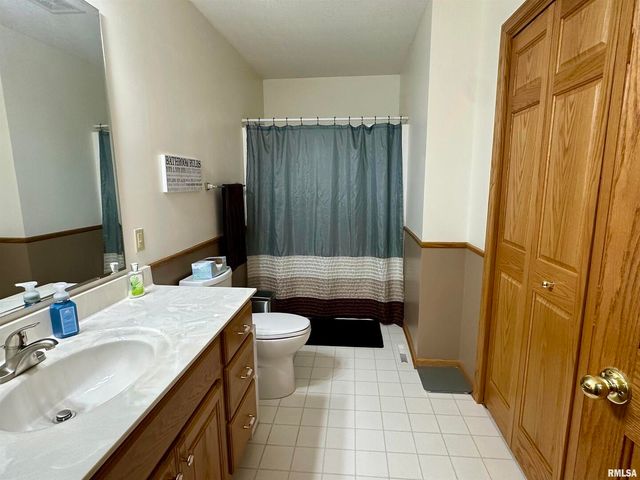 613 33RD Avenue N, Clinton, IA 52732