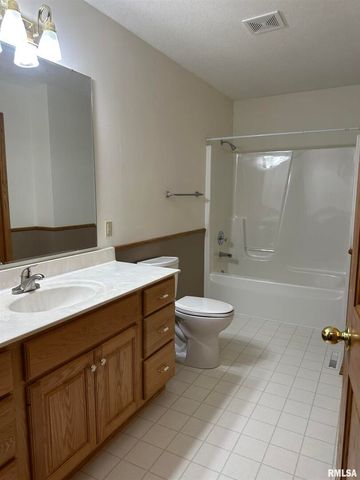 613 33RD Avenue N, Clinton, IA 52732