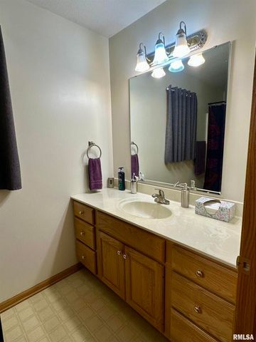 613 33RD Avenue N, Clinton, IA 52732