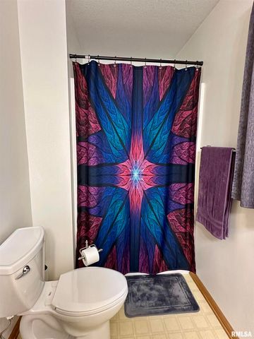 613 33RD Avenue N, Clinton, IA 52732