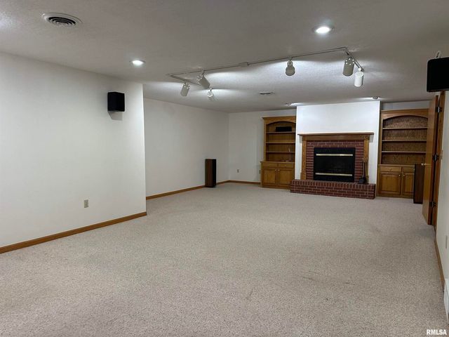 613 33RD Avenue N, Clinton, IA 52732